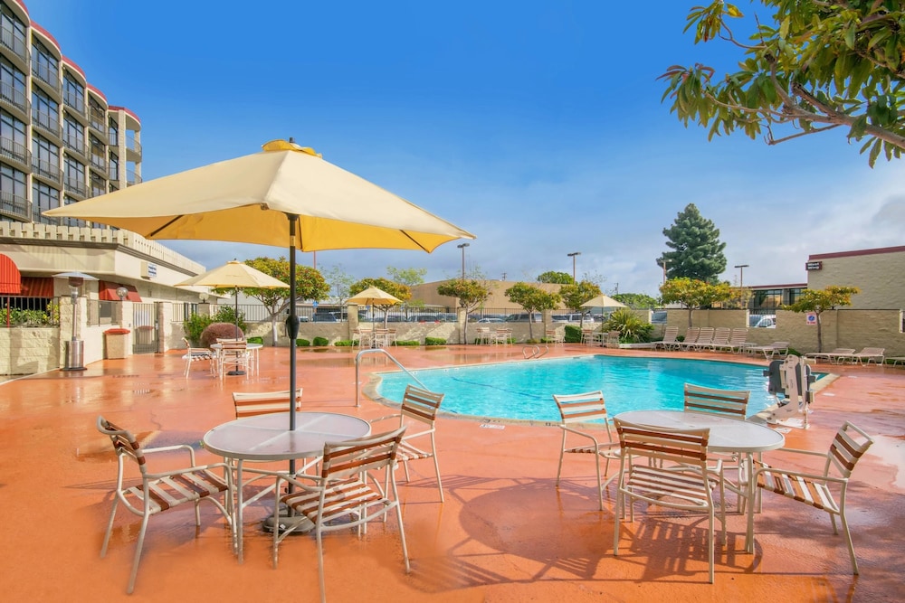 Oakland Airport Executive Hotel - photo 37