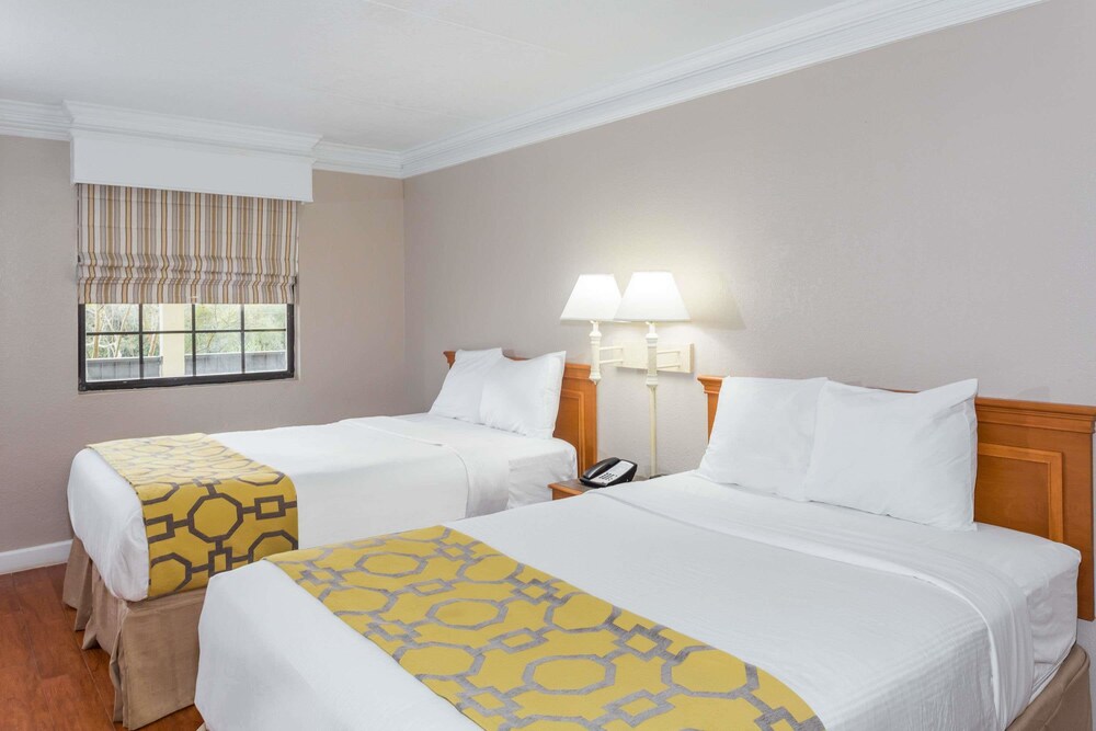 Casa Bella Inn & Suites - photo 17