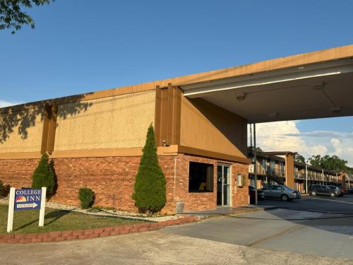 College Inn Spartanburg - photo 3