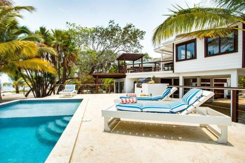 Photo Perfect Beachfront 2 Bedroom Infinity Pool — 4-Star Luxury Hotel in Placencia, Belize