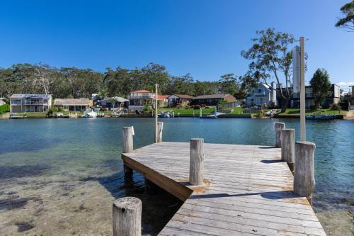 Cormorant Waterfront Home — 4-Star Luxury Hotel in Sussex Inlet, Australia