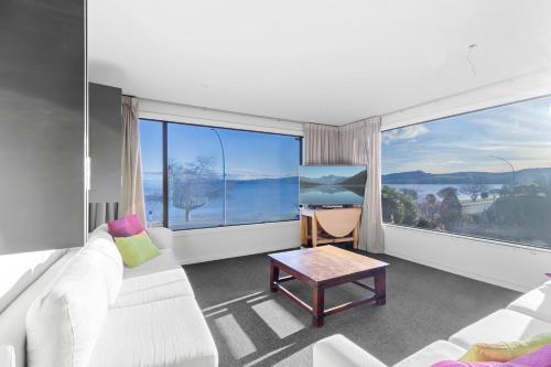Gather Taupo Lakefront Homes Spa Pool — 4-Star Luxury Hotel in Taupo, New Zealand