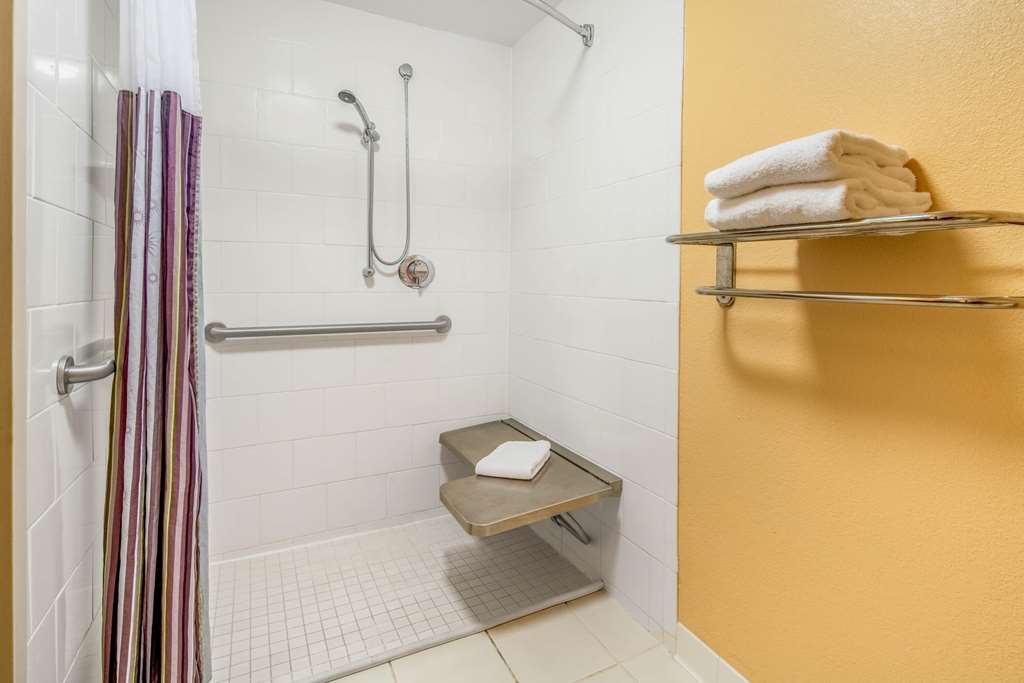 La Quinta Inn & Suites by Wyndham Naples Downtown - photo 13