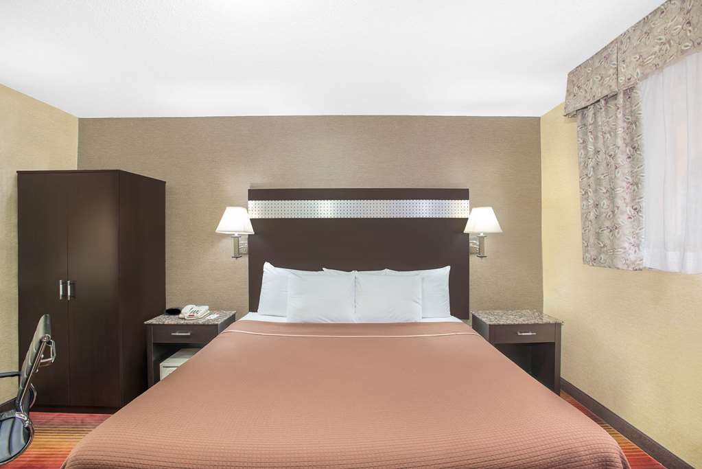 Howard Johnson by Wyndham North Bergen - photo 8
