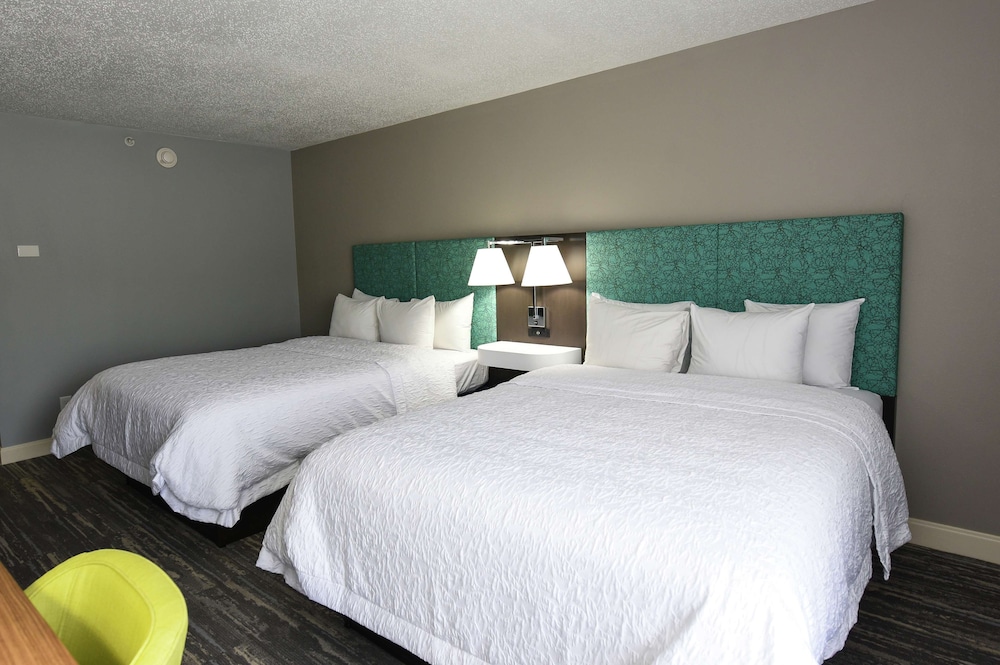 Hampton Inn Youngstown North - photo 9