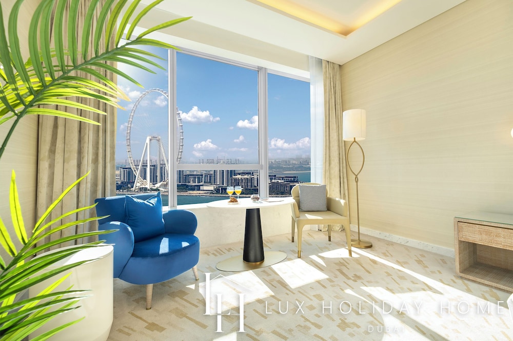 LUX Iconic Views at The Palm Tower Suite 3 — 4-Star Luxury Hotel in Dubai, United Arab Emirates