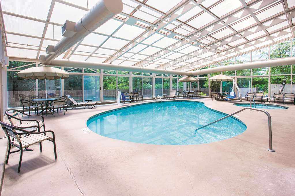 La Quinta Inn & Suites by Wyndham Cincinnati NE Mason - photo 8