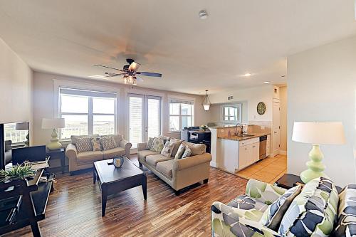 Pointe West Retreat Unit 302 — 4-Star Luxury Hotel in Galveston, United States
