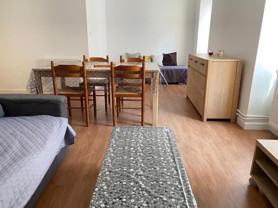 Cosy et calme F2 en plein centre ville in Vichy, France