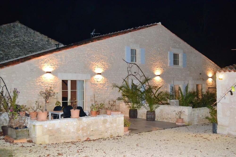 Maison Spacieuse a Cabariot — 4-Star Luxury Hotel in Cabariot, France