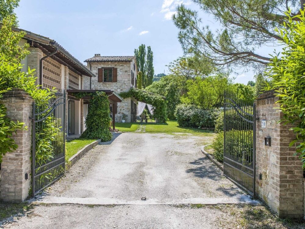 Marche Villa Close Culture — 4-Star Luxury Hotel in Fermignano, Italy