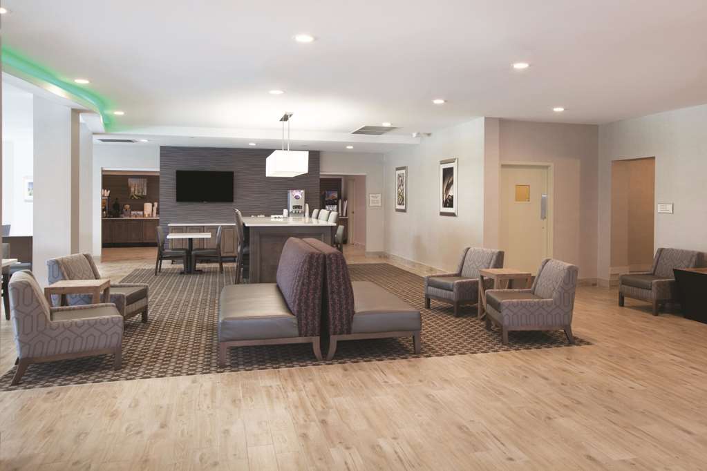 La Quinta Inn & Suites by Wyndham Williamsburg Historic Area - photo 4