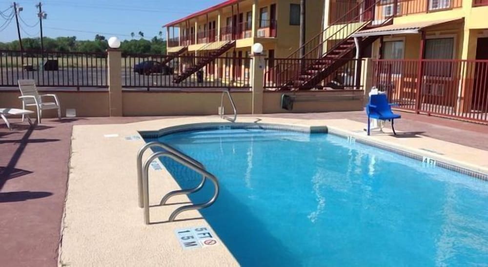 Deluxe Inn Airport - photo 14