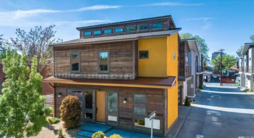 Reno Basecamp 2 King Suites Walk to Food and Fun in Reno, United States