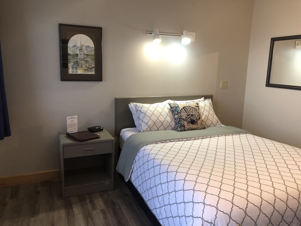 Cascade Creek Inn & Charters - photo 10