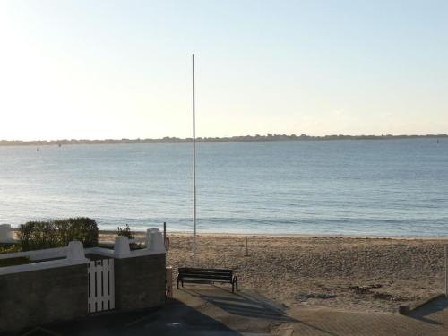 Face a la Mer Studio de 33m2 Avec Terrasse Et Wifi — hotel in Larmor-Plage