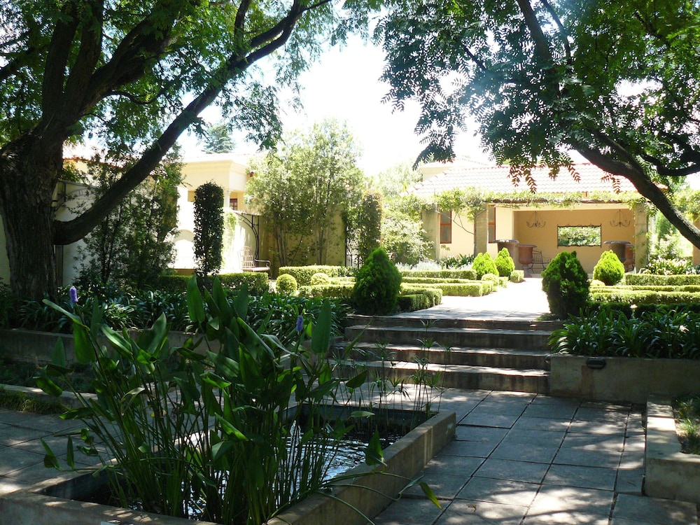 The Moon and Sixpence Garden Guest House — 4-Star Luxury Hotel in Krugersdorp, South Africa