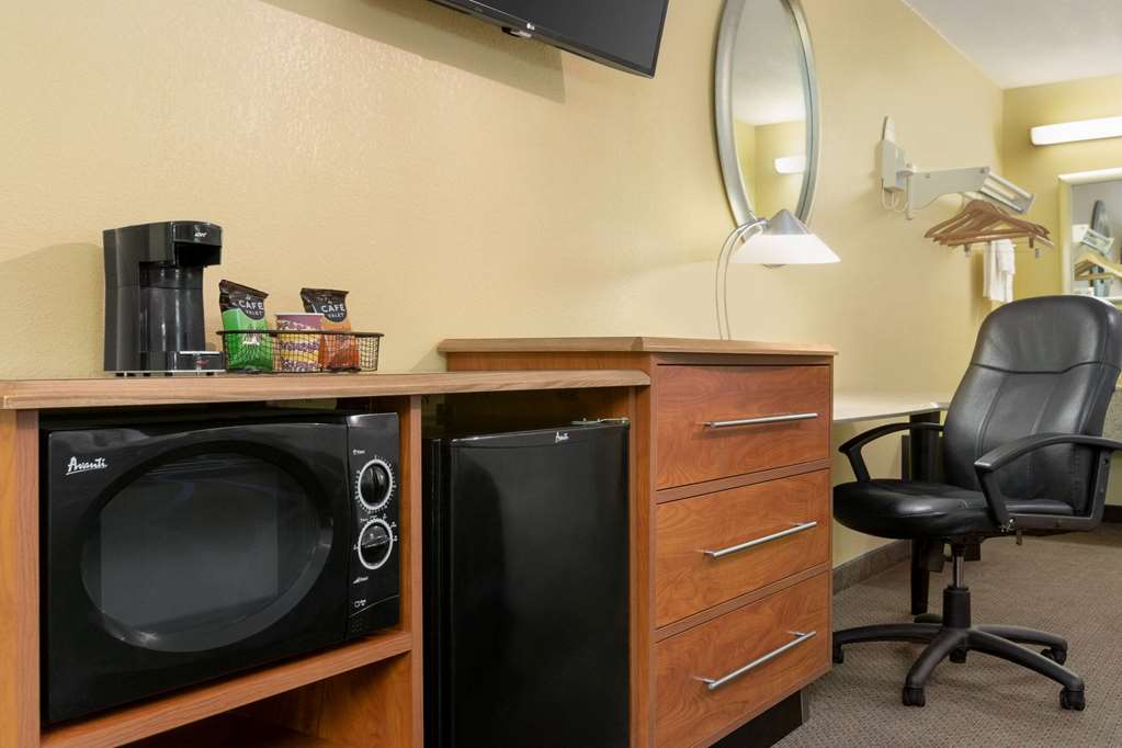 Super 8 by Wyndham Findlay - photo 12
