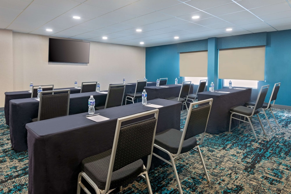 Hampton Inn Salisbury - photo 26