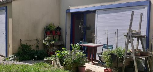 Grand Studio De Plein Pied Quartier Calme Proche Centre — hotel in La Roche-Sur-Yon