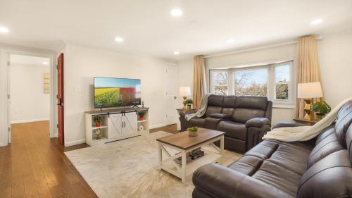 The Mod Pad 15 minute from Airport Free Parking — 4-Star Luxury Hotel in Valley Stream, United States