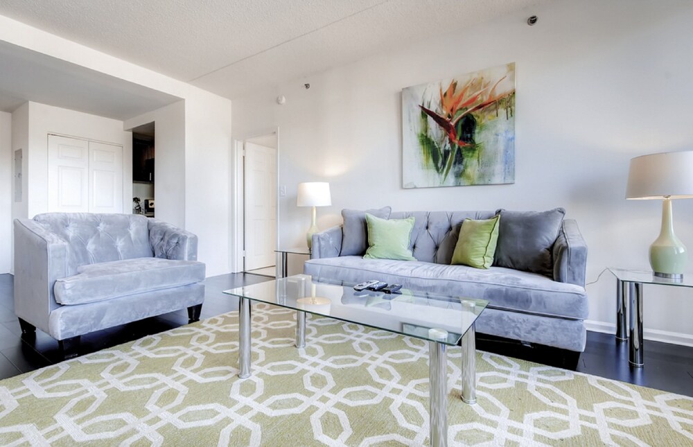 Global Luxury Suites at Tiverton Ave - photo 17