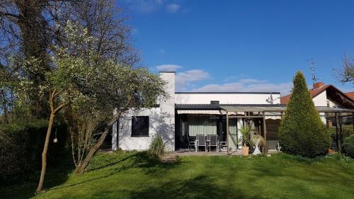 Ferienhaus Brenzblick — 4-Star Luxury Hotel in Gundelfingen, Germany