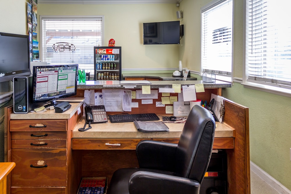 Green Gables Motel & Suites - photo 9