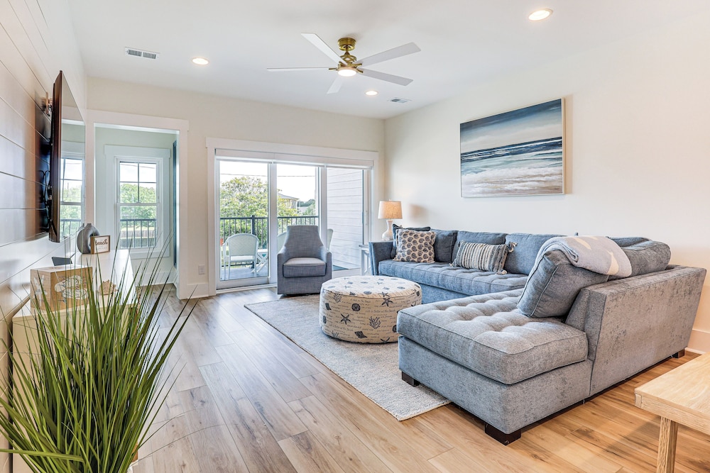 Walk to the Waves: Coastal Kure Beach Retreat — 4-Star Luxury Hotel in Kure Beach, United States
