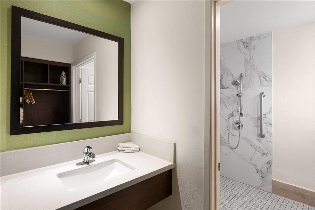 Travelodge Inn & Suites by Wyndham Anaheim on Disneyland Dr - photo 18