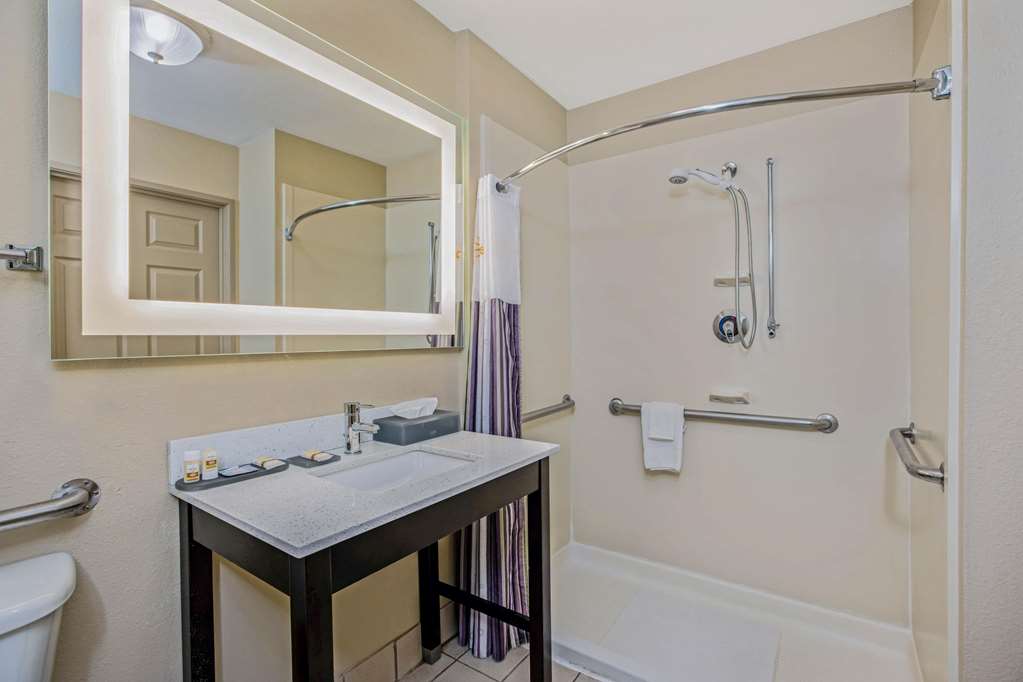 La Quinta Inn & Suites by Wyndham Corpus Christi Northwest - photo 31