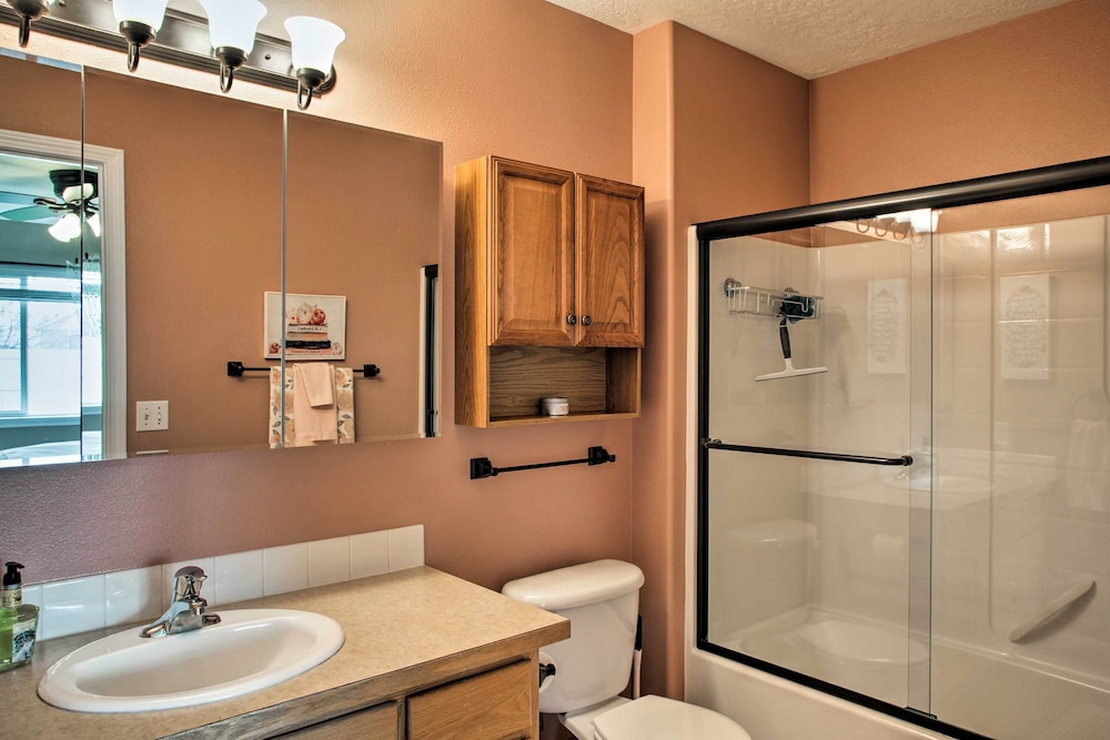 Cozy Getaway with Yard and Patio 4 Mi to Hayden Lake — hotel in Hayden