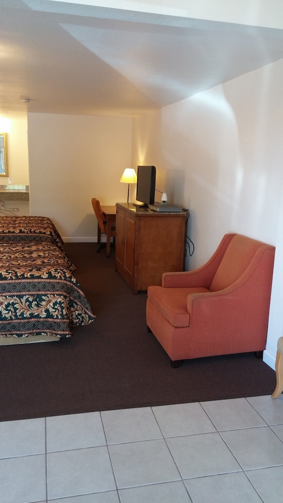 Country Regency Inn & Suites - photo 31