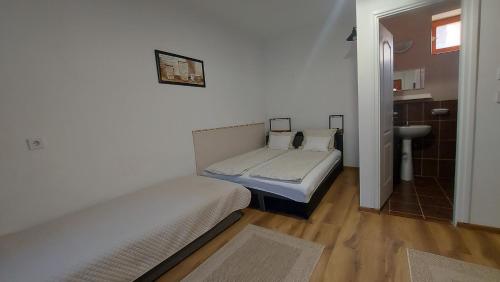 Rebeka vendégház - carbon neutral hotel in Monok