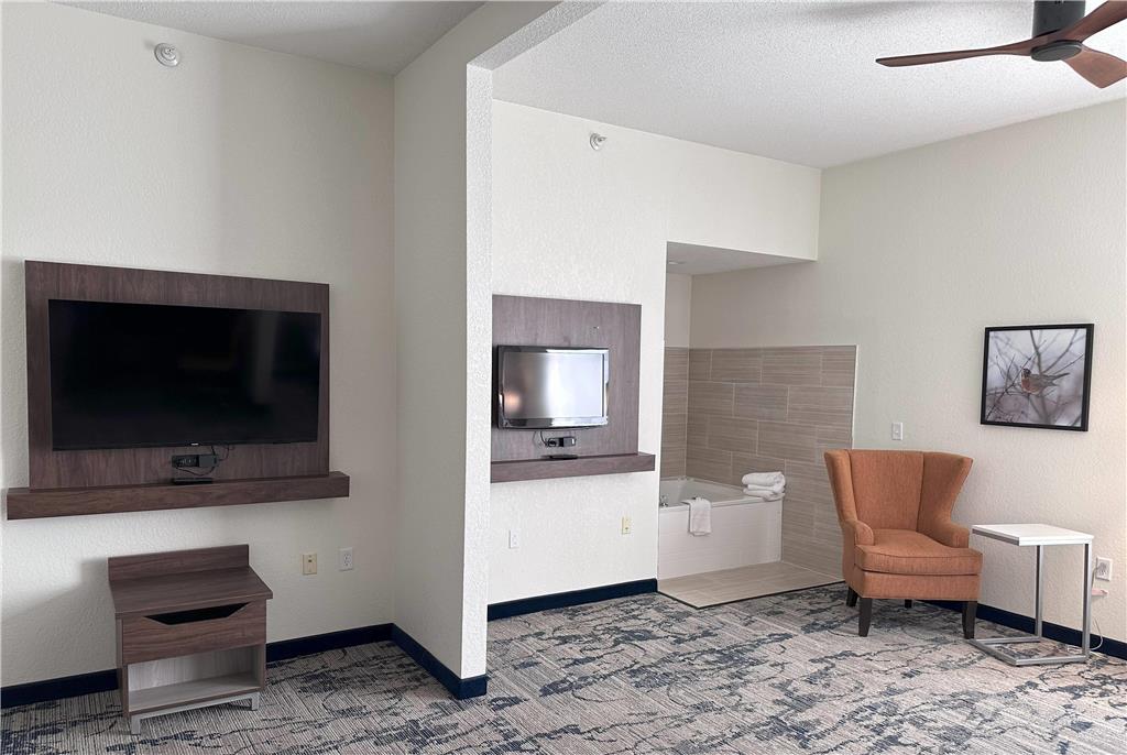 La Quinta Inn & Suites by Wyndham Milwaukee SW New Berlin - photo 11