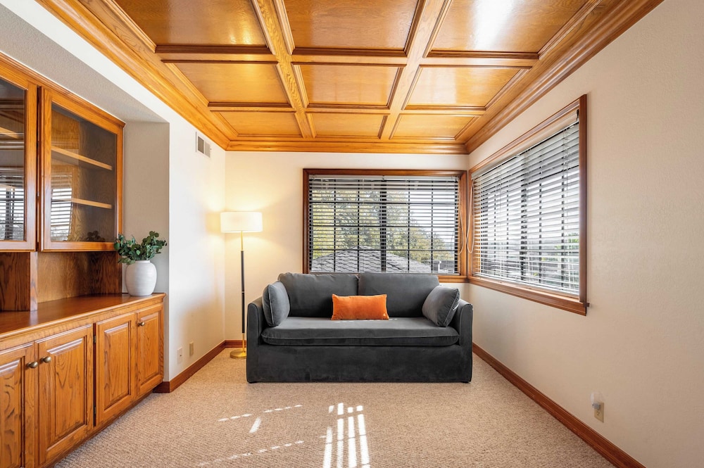 Cathedral by Avantstay Charming Secluded Estate w Sauna Pool Table & Views of the Rolling Hills - photo 24