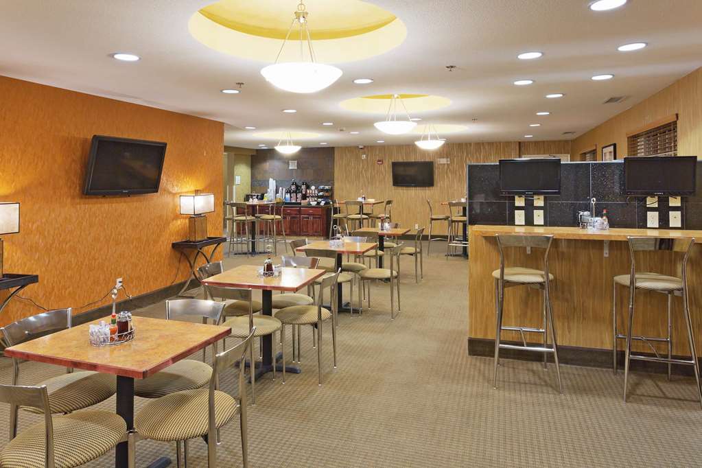 La Quinta Inn & Suites by Wyndham Minot - photo 40