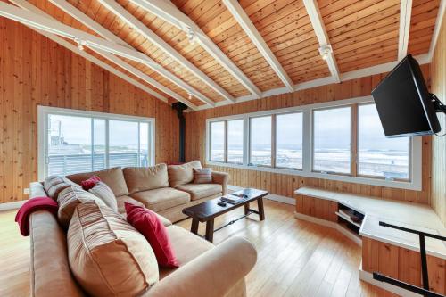 37 Ocean Bay Blvd — 4-Star Luxury Hotel in Bay Shore, United States
