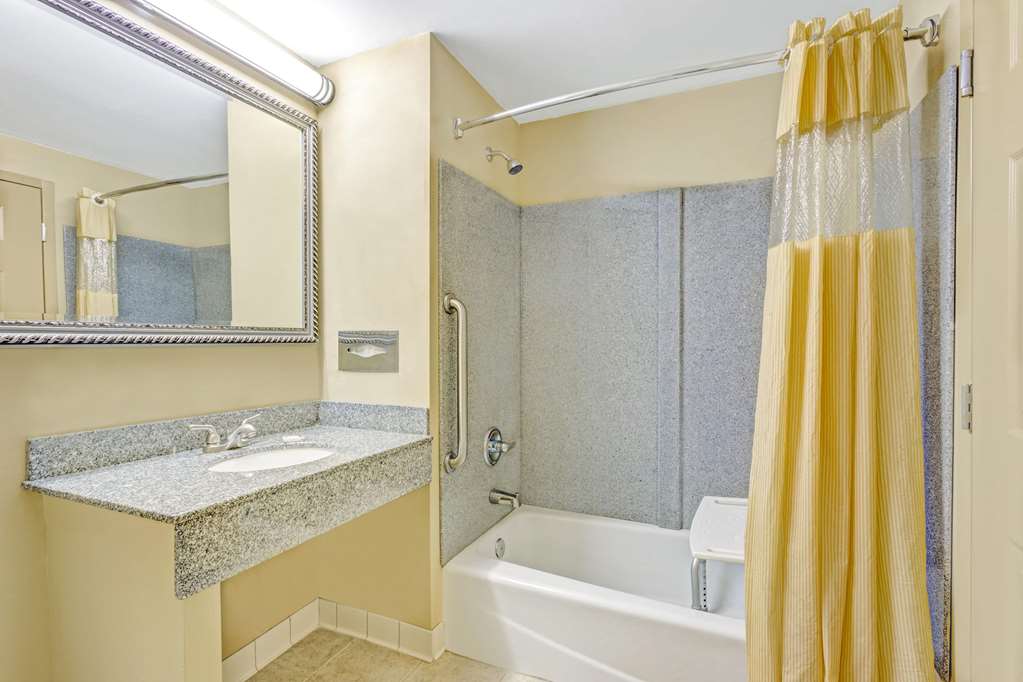 Days Inn & Suites by Wyndham Jeffersonville IN - photo 7