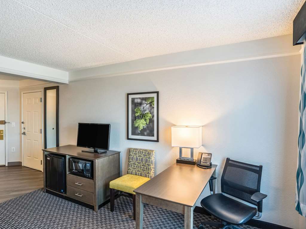 La Quinta Inn & Suites by Wyndham Phoenix Chandler - photo 17