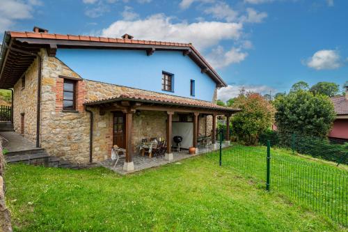 Inviting Mansion in Nava With Swimming Pool — hotel in Nava