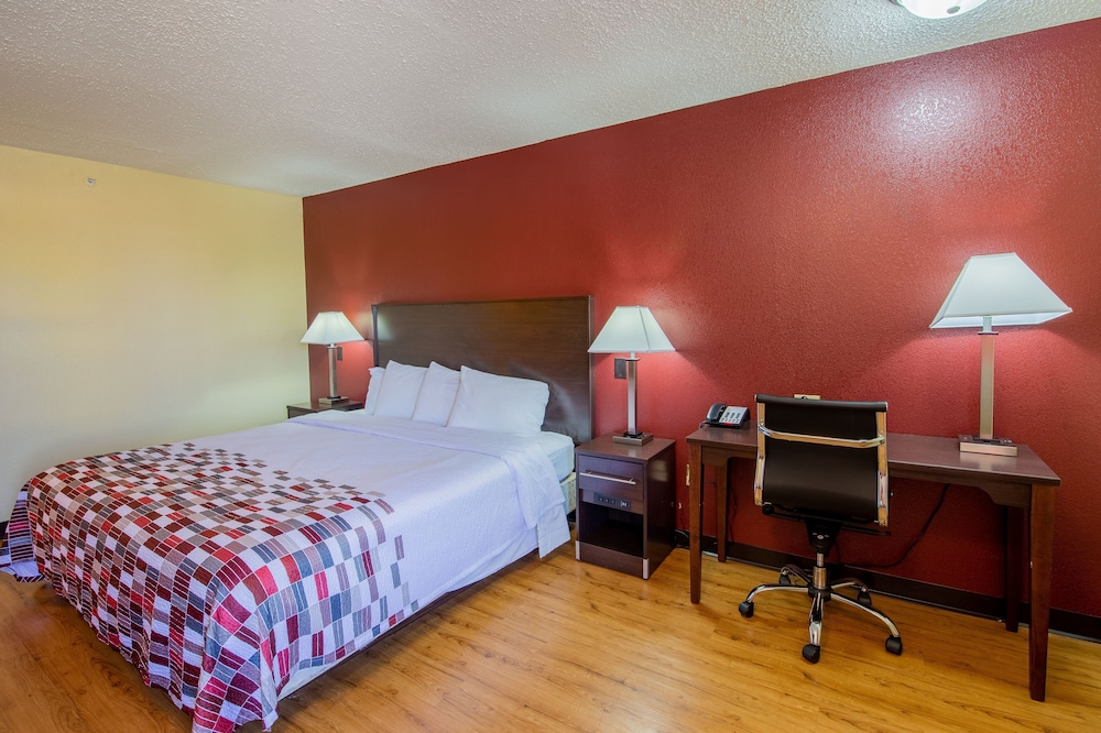Red Roof Inn & Suites Indianapolis Airport - photo 23
