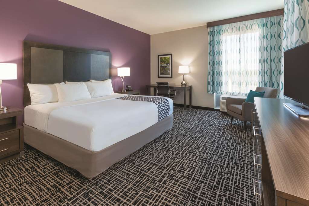 La Quinta Inn & Suites by Wyndham Terre Haute - photo 14