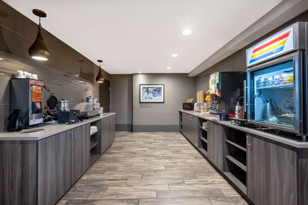 La Quinta Inn & Suites by Wyndham Anchorage Airport - photo 25