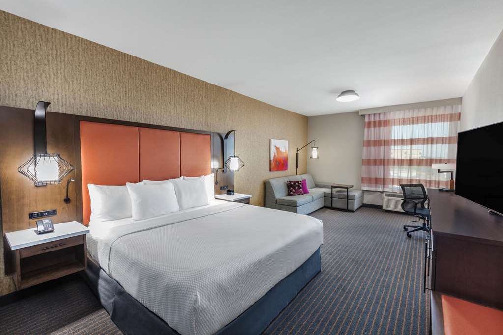 La Quinta Inn & Suites by Wyndham Houston East at Sheldon Rd - photo 11