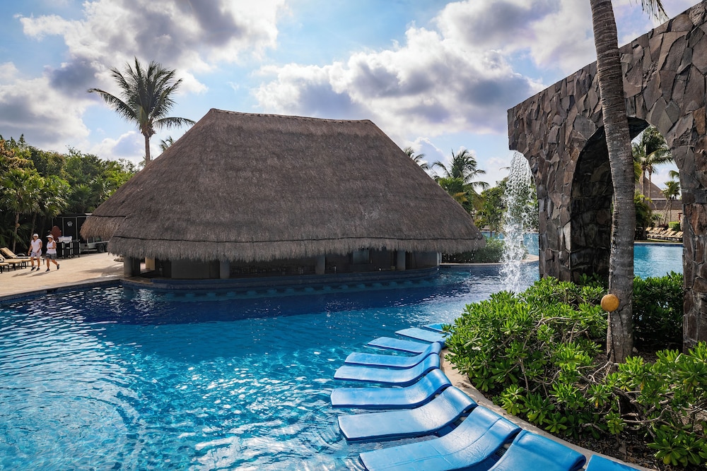Swim-up bar