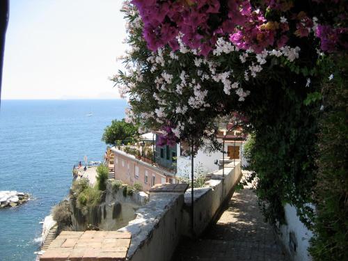 Napoli sospesi tra cielo e mare — 4-Star Luxury Hotel in Naples, Italy