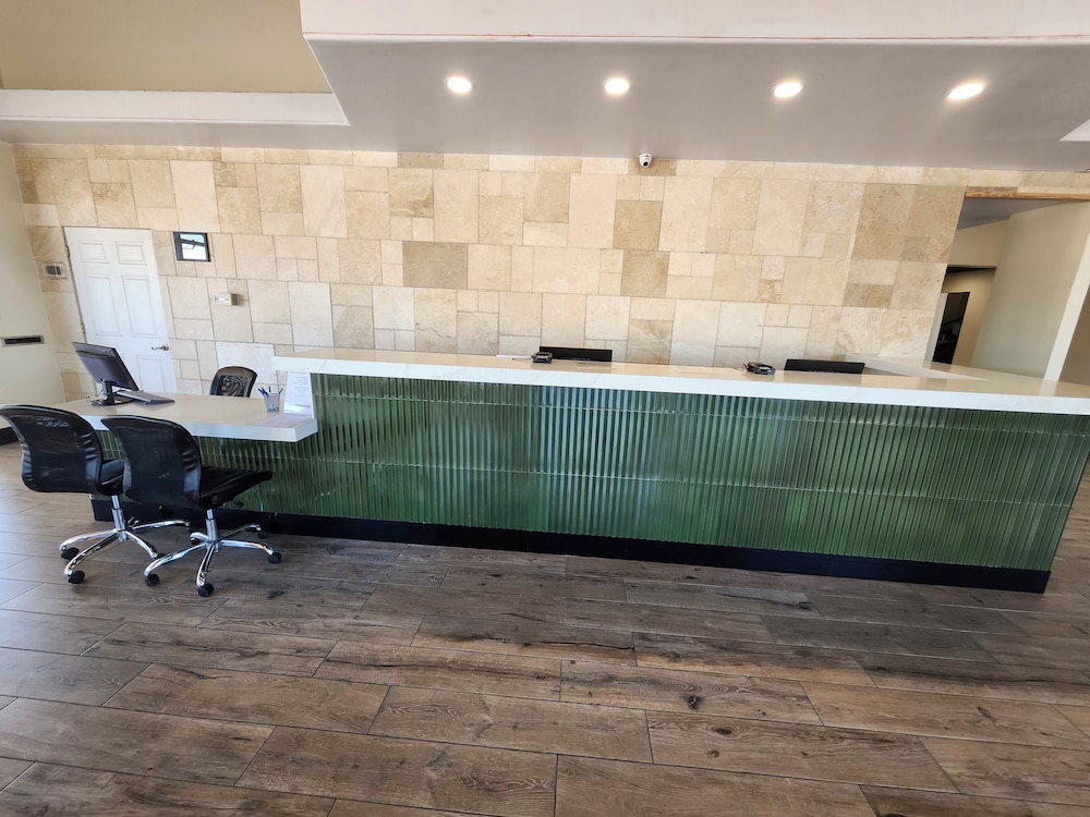 Days Hotel By Wyndham Peoria Glendale Area — Peoria