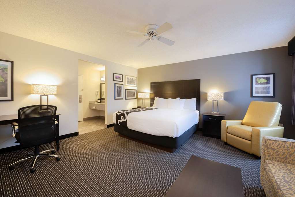 La Quinta Inn & Suites by Wyndham Cleveland Macedonia - photo 43