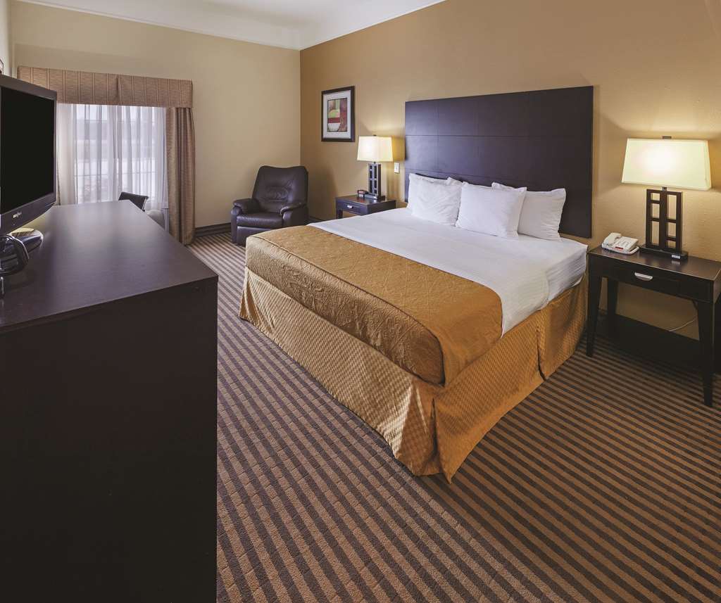 La Quinta Inn & Suites by Wyndham Livingston - photo 12